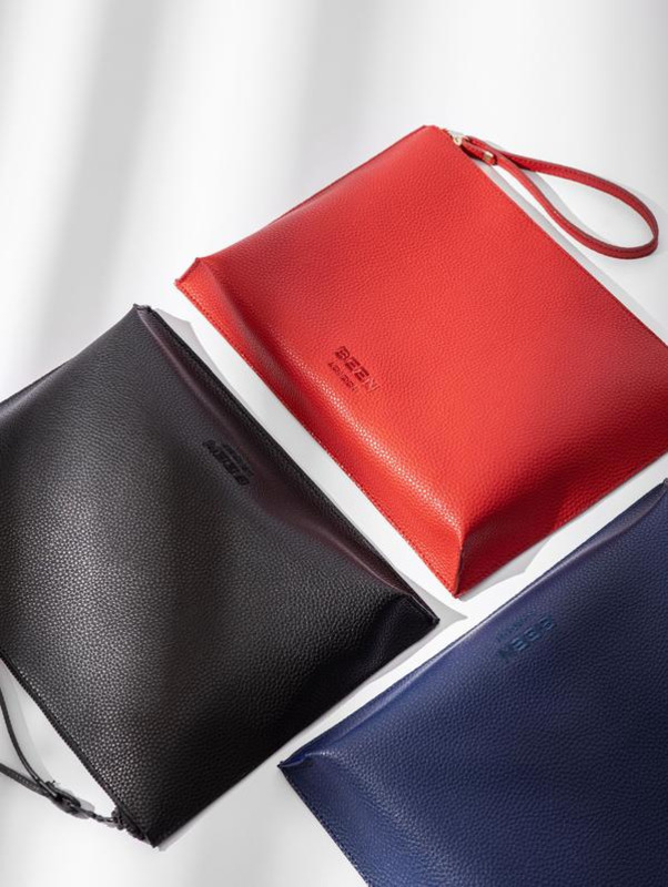 The HOXTON CLUTCH - BLACK ONYX product image